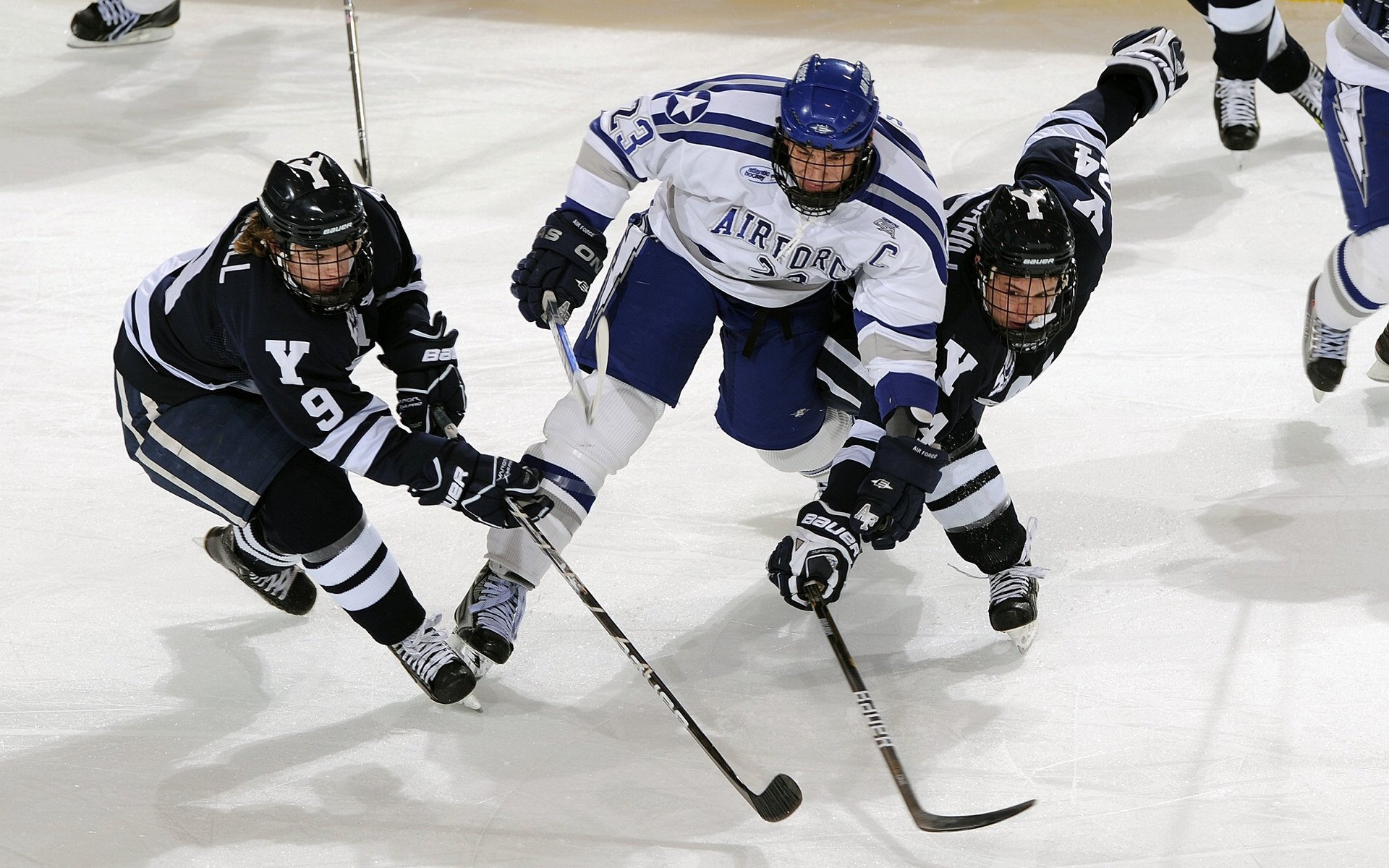 各级足球联赛裁判员职业化道路清晰,行业标准逐步建立,足球裁判员分级